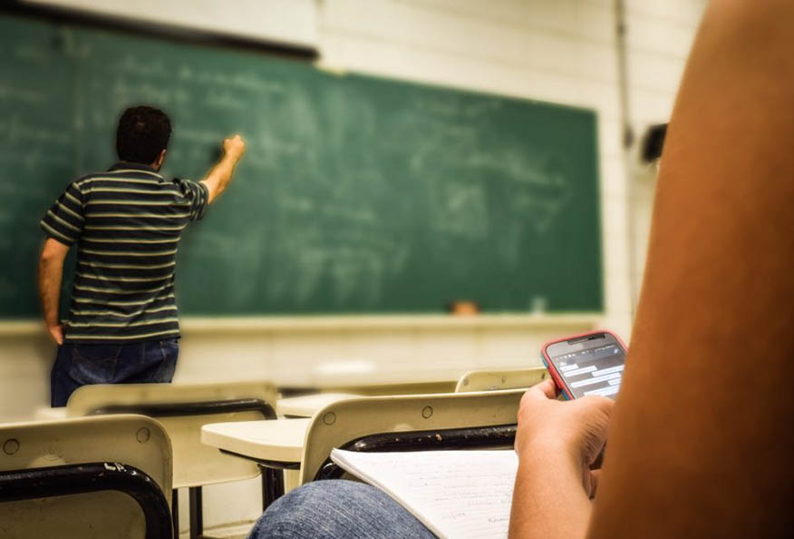 Advantages and disadvantages of projectors in classrooms